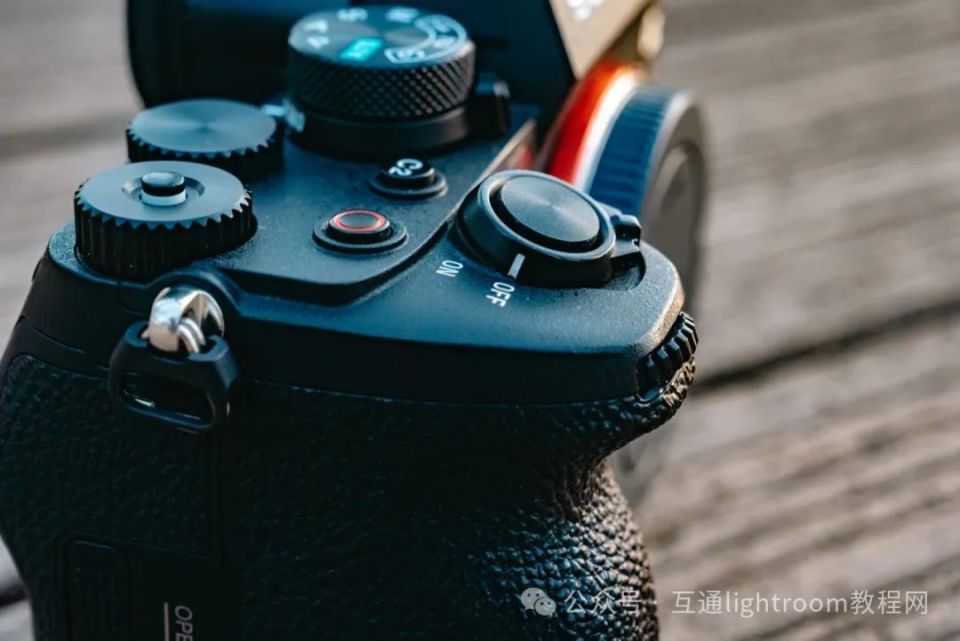 这是手柄周围的转盘和按钮的排列.