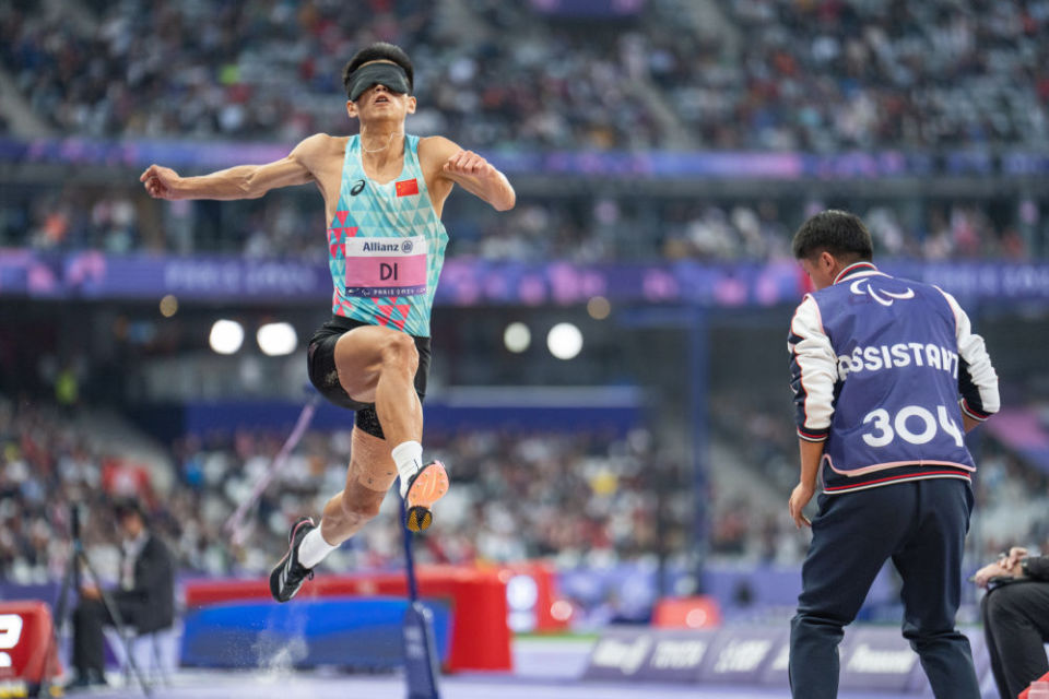 巴黎残奥会丨中国选手包揽男子跳远t11级冠亚军