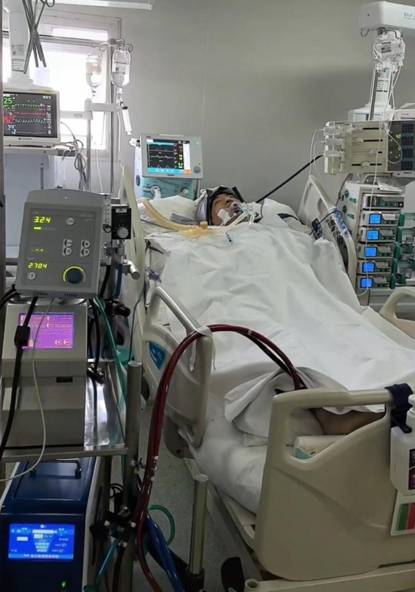 郑州暴雨中砸车救人“菜刀哥”突发疾病进ICU，呼吸心脏骤停病因未知，家属紧急求助