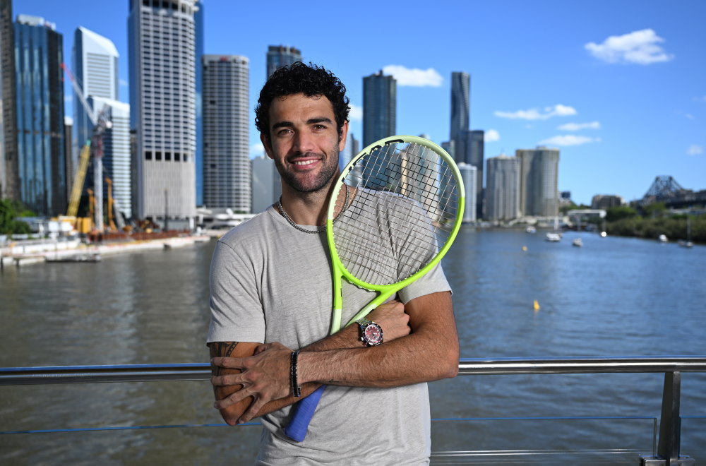 意大利帅哥贝雷蒂尼抵达布里斯班备战网球新赛季 于袋鼠角桥拍摄写真