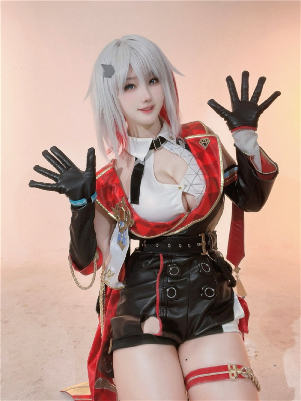 在漫展中cos的角色需要露胸怎么办?新手垫张纸,老手都这么做_腾讯新闻