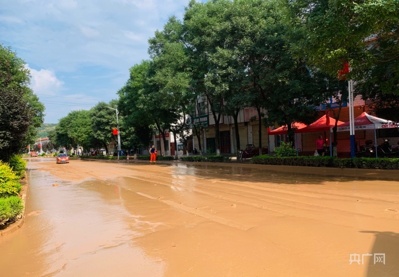 在现场｜强降雨引发泥石流致甘肃泾川部分乡镇受灾 抢险救灾正在进行_腾讯新闻