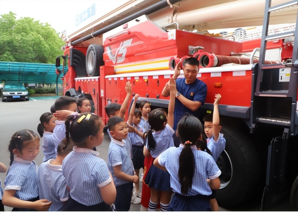 江苏泗洪重岗街道:大手拉小手 消防安全齐步走