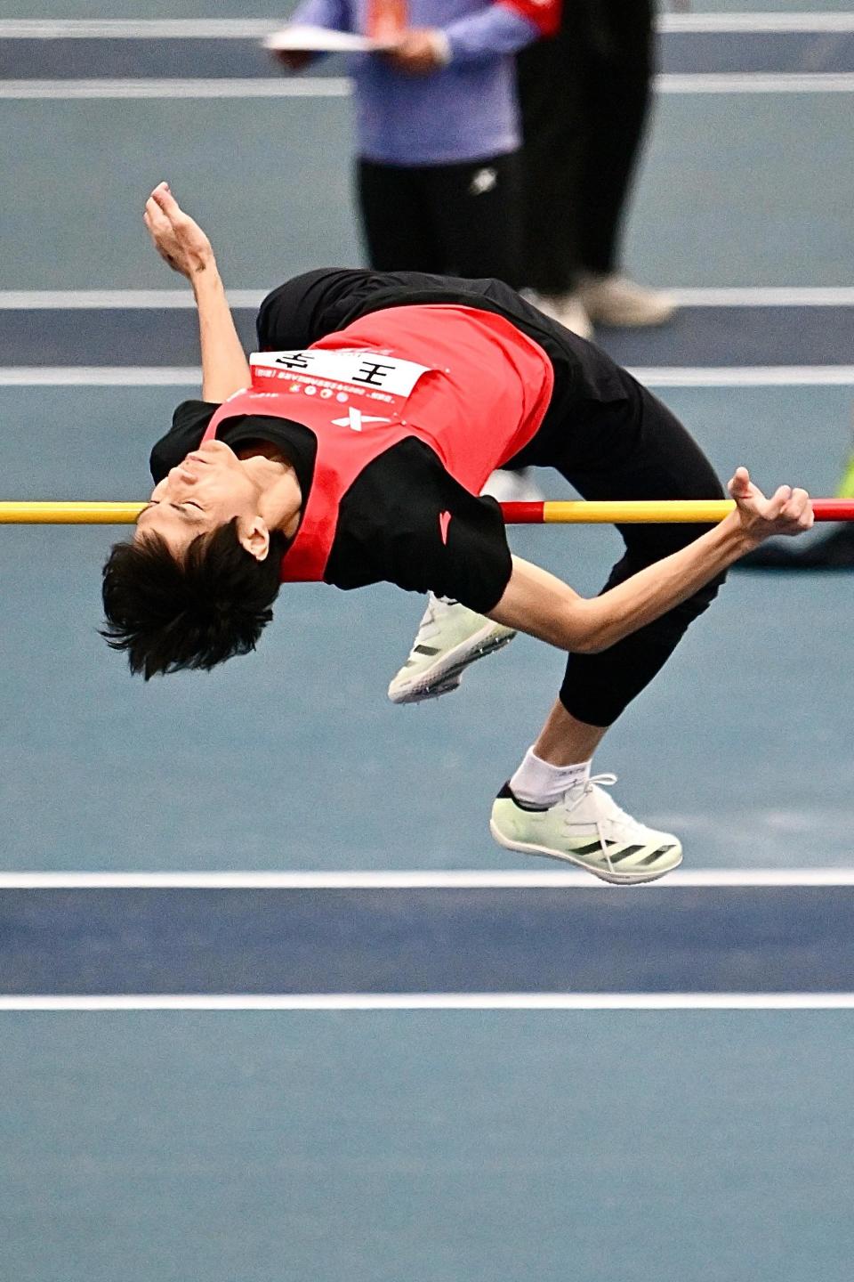 田径——全国室内田径大奖赛:张国伟复出获男子跳高冠军