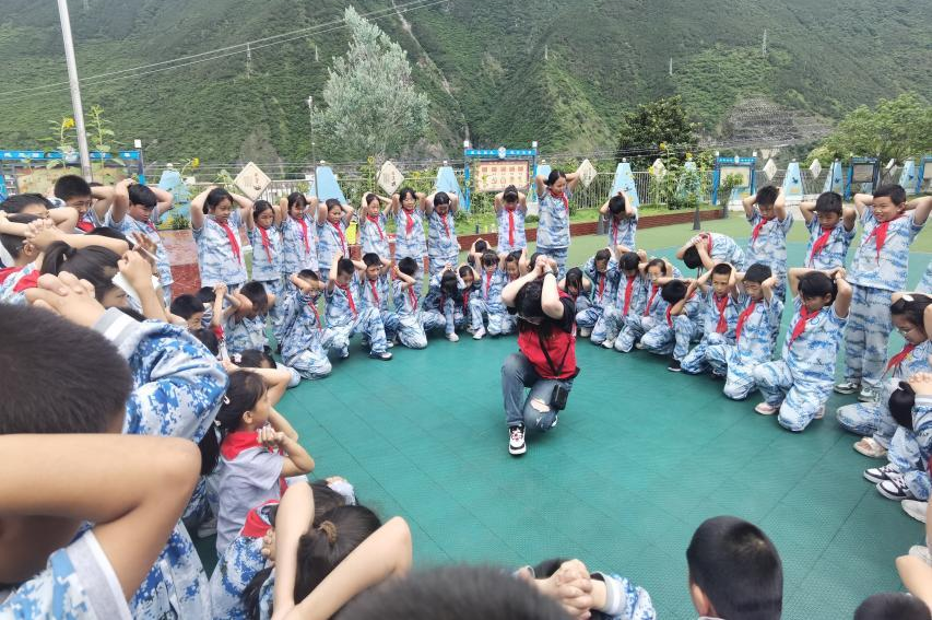 72泸定县西部计划志愿者以游戏互动的形式为八一爱民小学同学们讲授