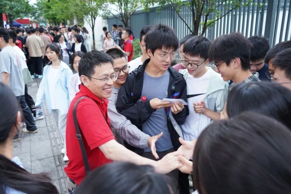 7:50攀枝花米易中学考点,公安,市场监管等全力护航高考.