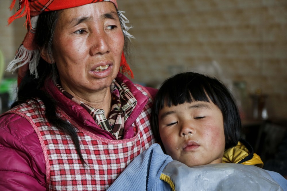 "面对孙女一遍一遍地追问,芳婷奶奶感到心头一阵刺痛.