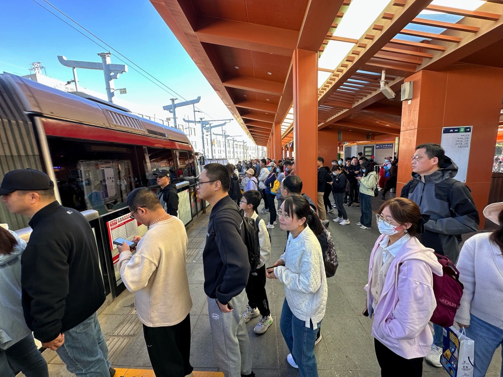 香山迎赏红叶大客流,周边道路已管制,巴沟站换乘用时长