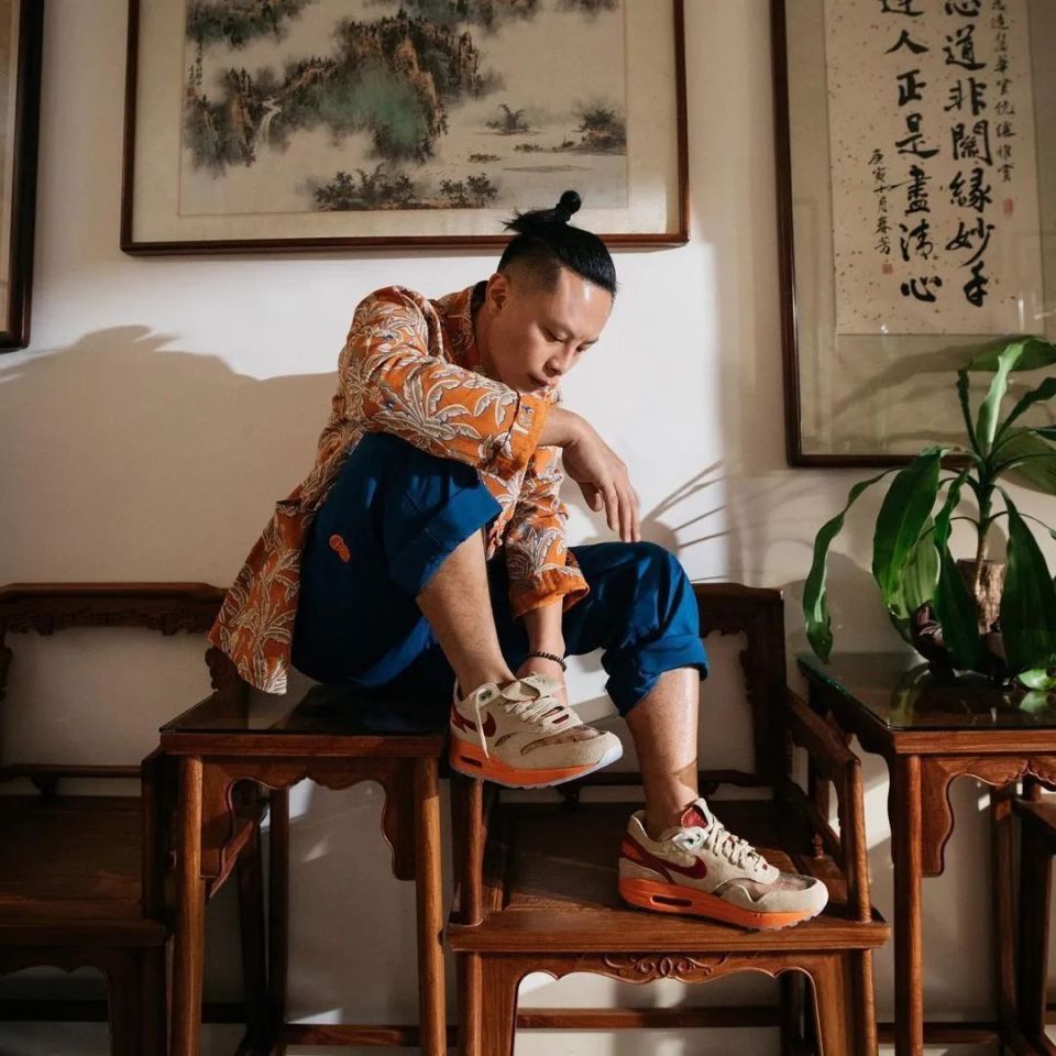 他们价格在高位,3000块的时候,大把人抢着要,在死亡之吻降到1500的