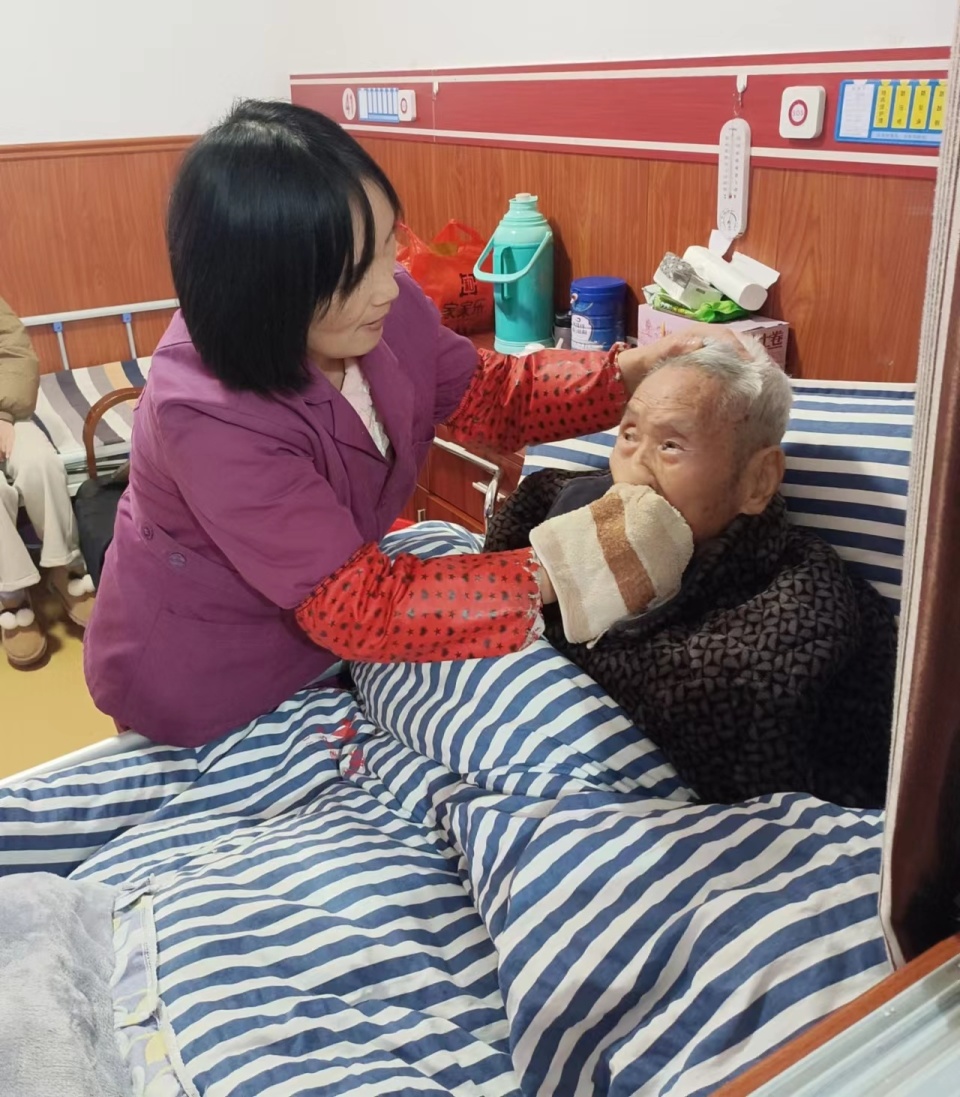 实探春节不回家过年的护工们:不能回家有些遗憾,但要对工作负责