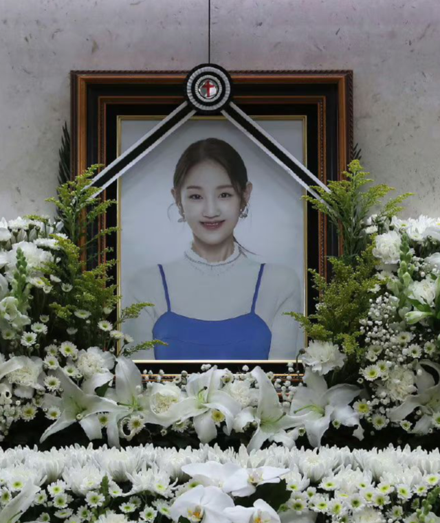 朴宝蓝遗照曝光灵堂布满鲜花尸检结果排除自杀跟他杀