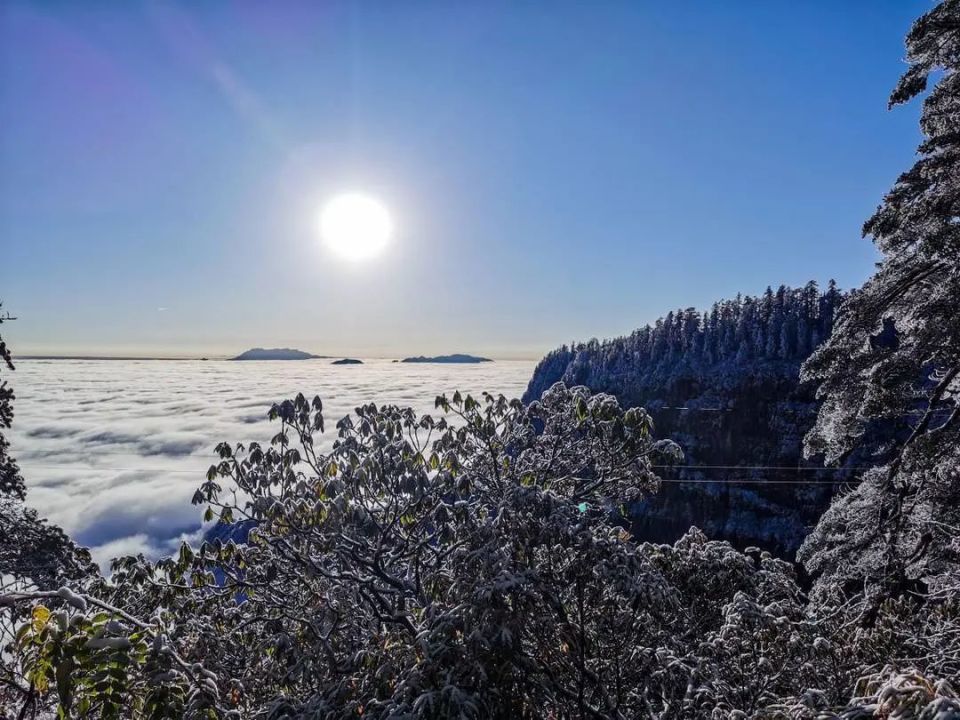 瓦屋山迎来今冬初雪云海飞瀑美不胜收