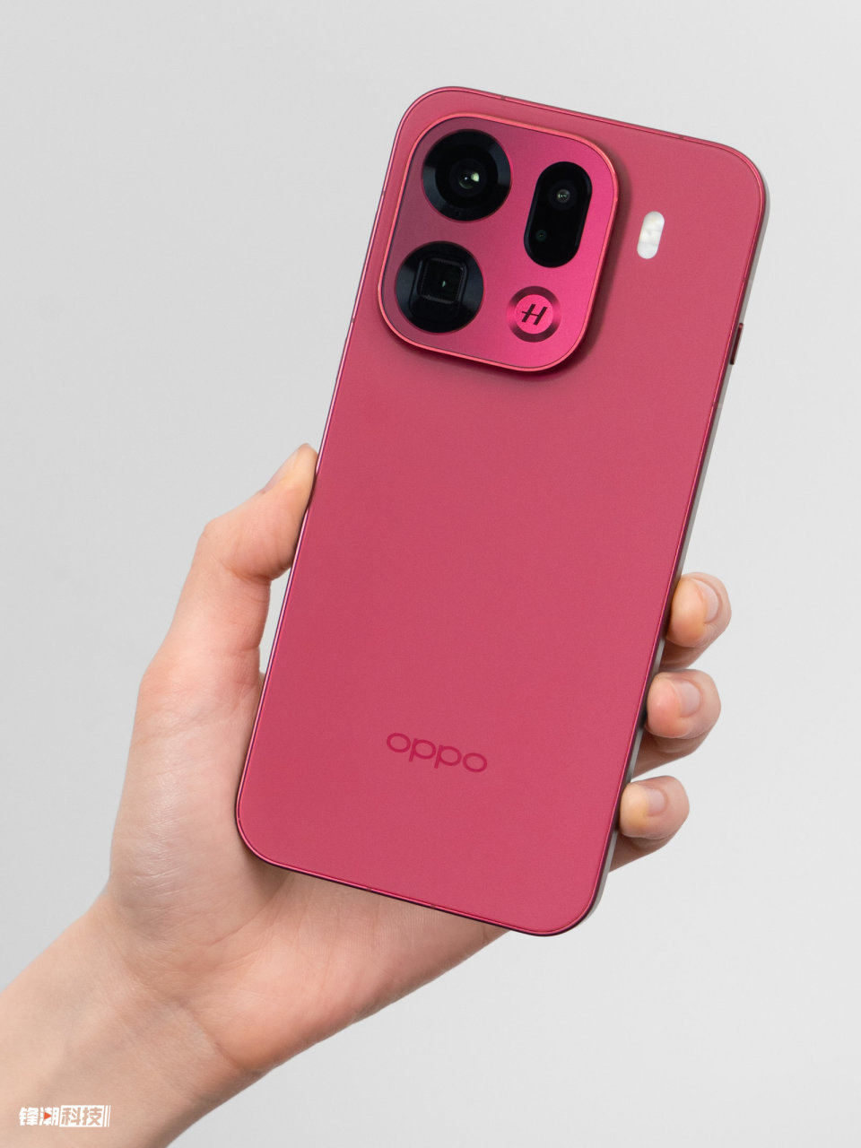 OPPO Find X9 Pro追光红图赏：绒砂工艺与红色浑然一体-腾讯新闻