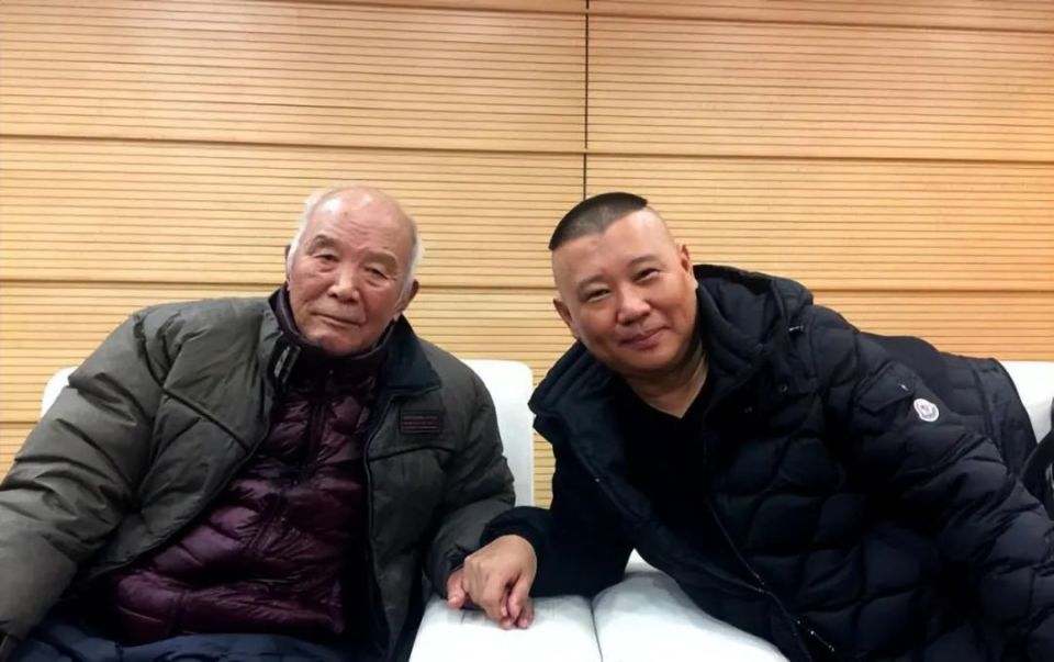 网络她的丈夫杨树则是相声名家常宝丰的徒弟,常宝丰又与郭德纲之间有