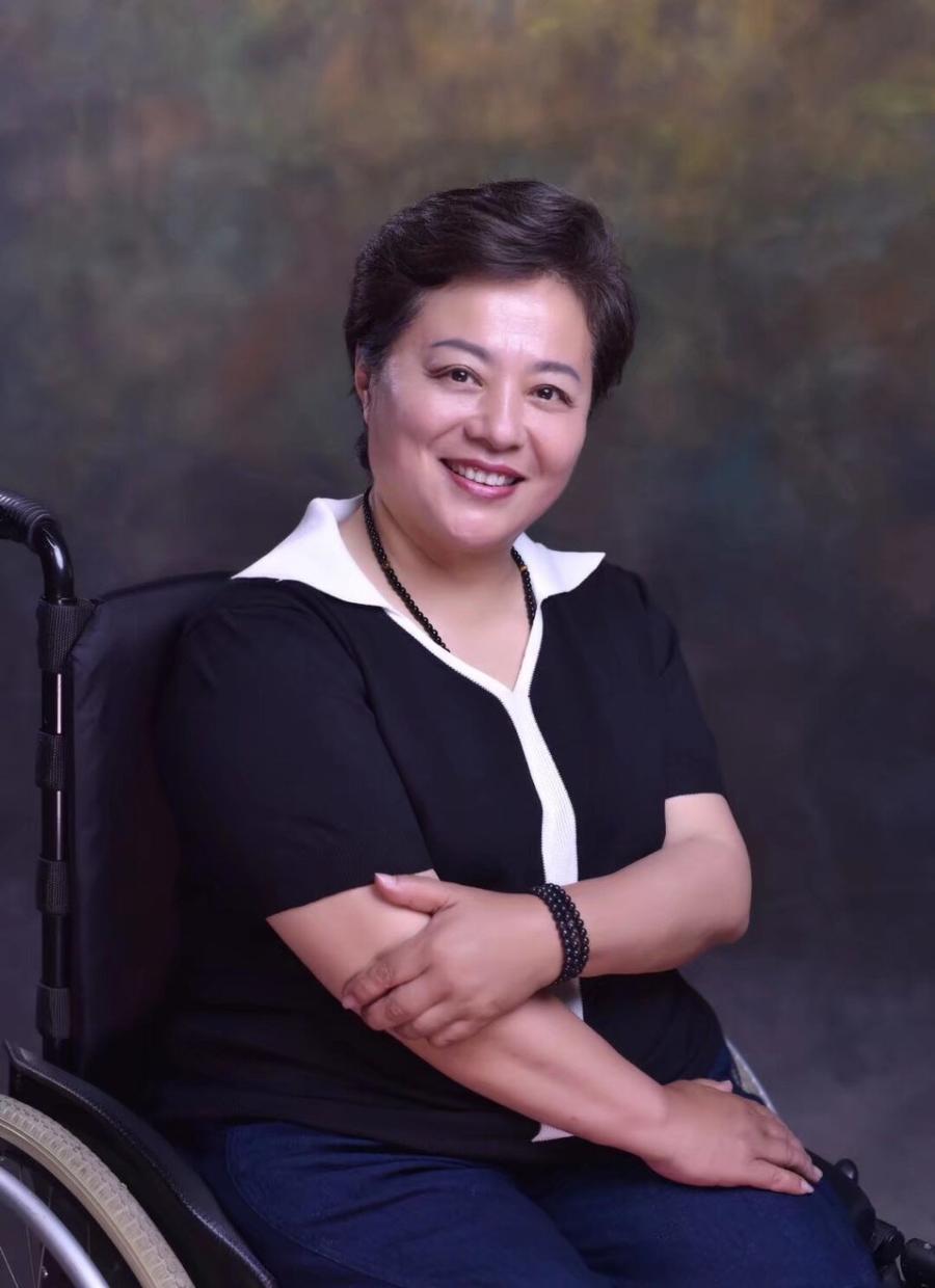 轮椅上的时装女王杨萍自己淋过雨所以要为孩子们撑起一把大伞