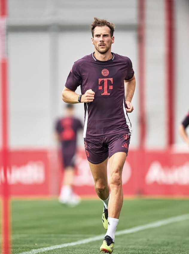 格雷茨卡晒出多张训练照,配文道:回到塞贝纳大街的第一天