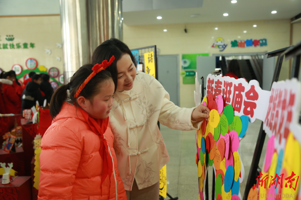 开学第一天,马坡岭小学为每个孩子精心定制龙年行好运红包礼,孩子们