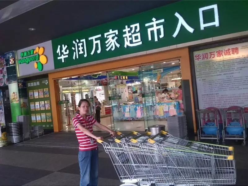 庆霞在超市整理购物车路过这家超市,你常常会看到,一个瘦弱的女孩