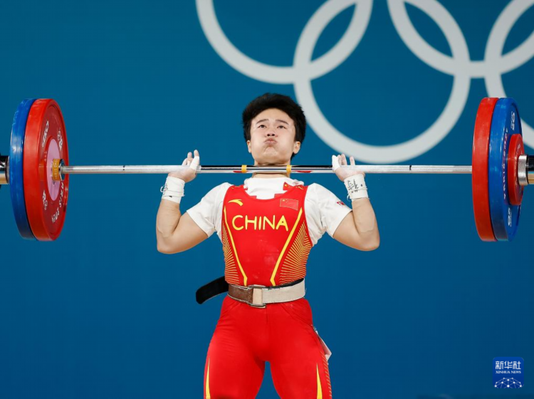 在巴黎奥运会举重项目女子49公斤级比赛中,中国选手侯志慧夺得冠军