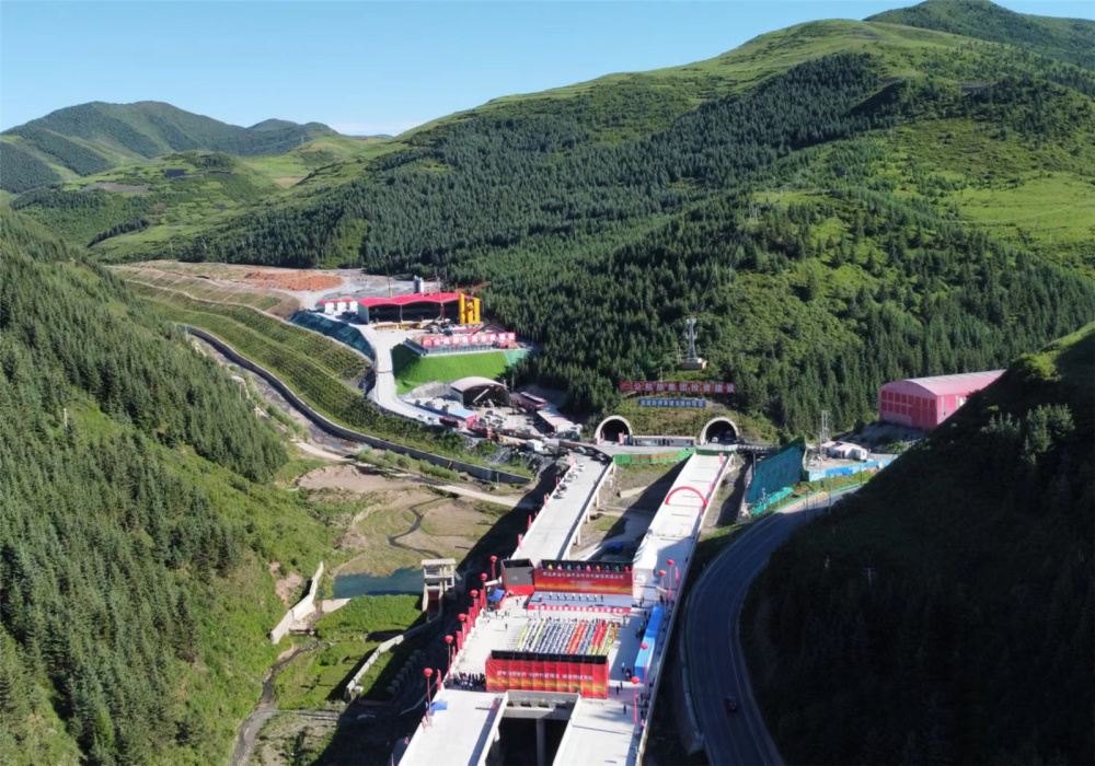 木寨岭特长隧道全线贯通渭武高速有望年内通车运营