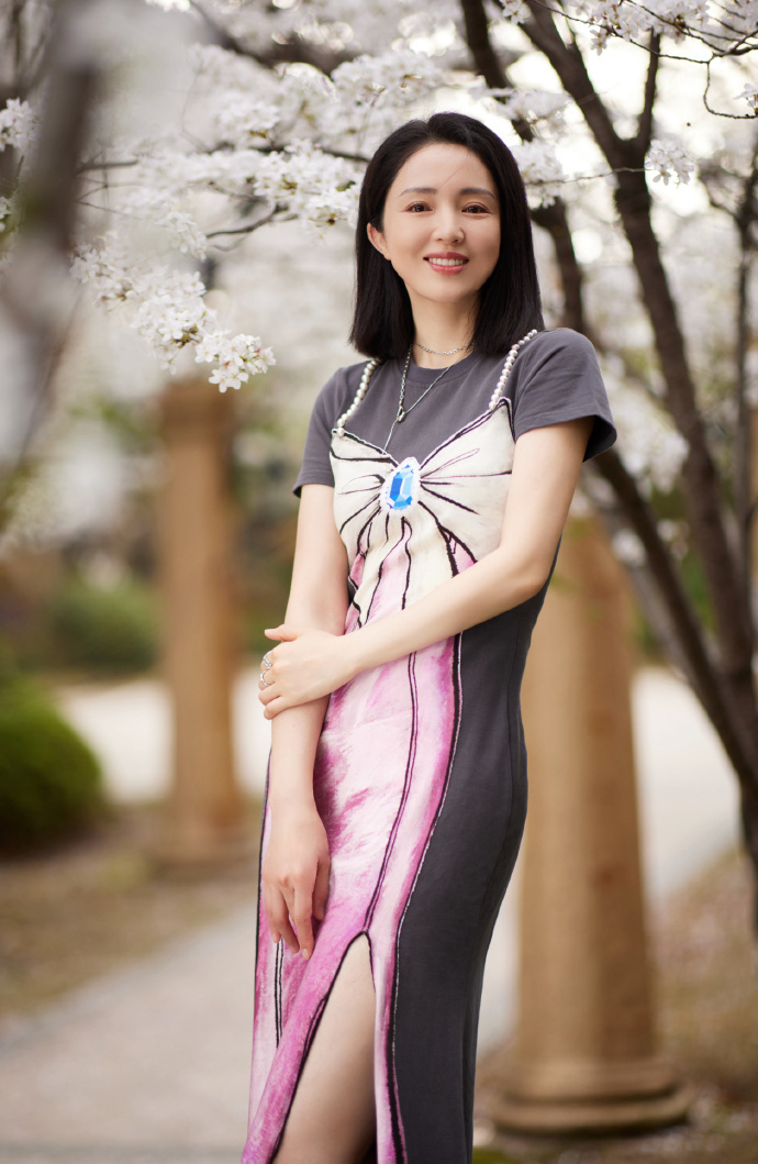 董璇晒照甜美温柔似少女,小酒窝俏皮可爱,越来越像高云翔