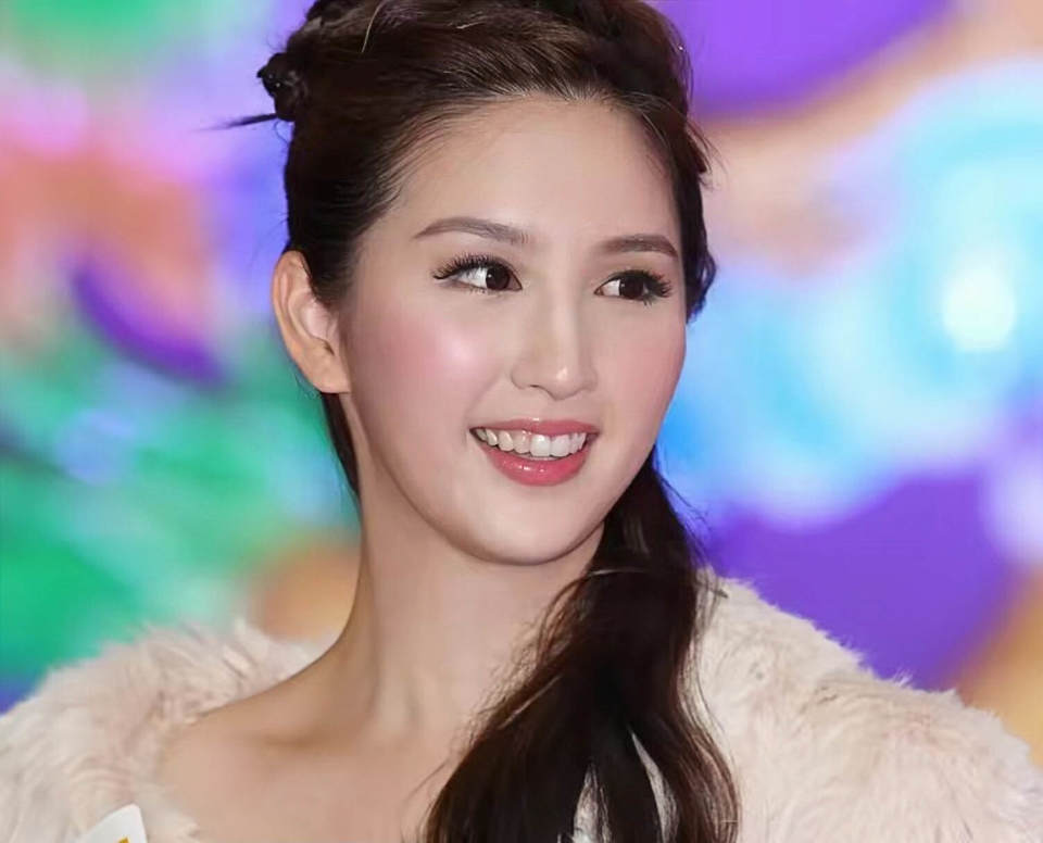 香港知名女星生日晒冻龄照,为转运宣布改名,与大51岁富商传绯闻