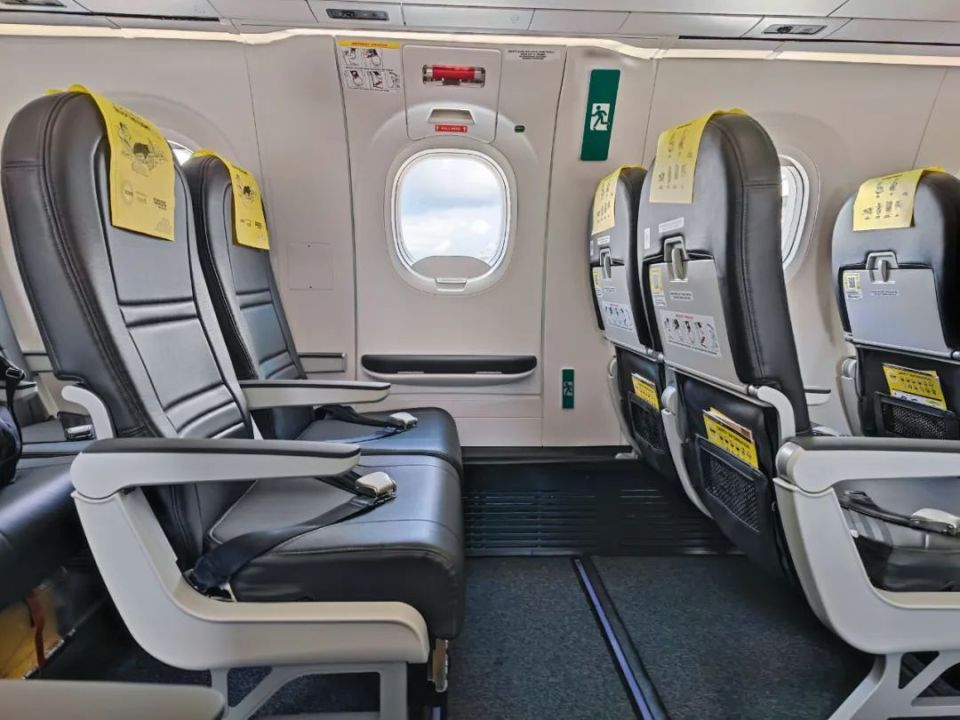 酷航的e190-e2共设有112个座位,座椅宽度18.