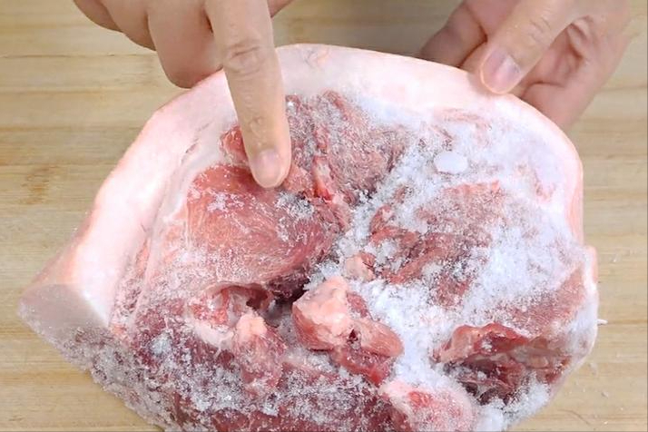 你家的冻肉是怎样解冻的?医生:不想进医院,这种方法别再用了!