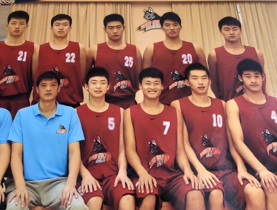 众所周知,赵睿一开始并非广东队的青训球员,他与胡明轩,徐杰等人不一