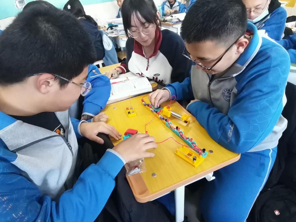 首钢矿业职工子弟学校举办"求知求真 创新创造"科技节