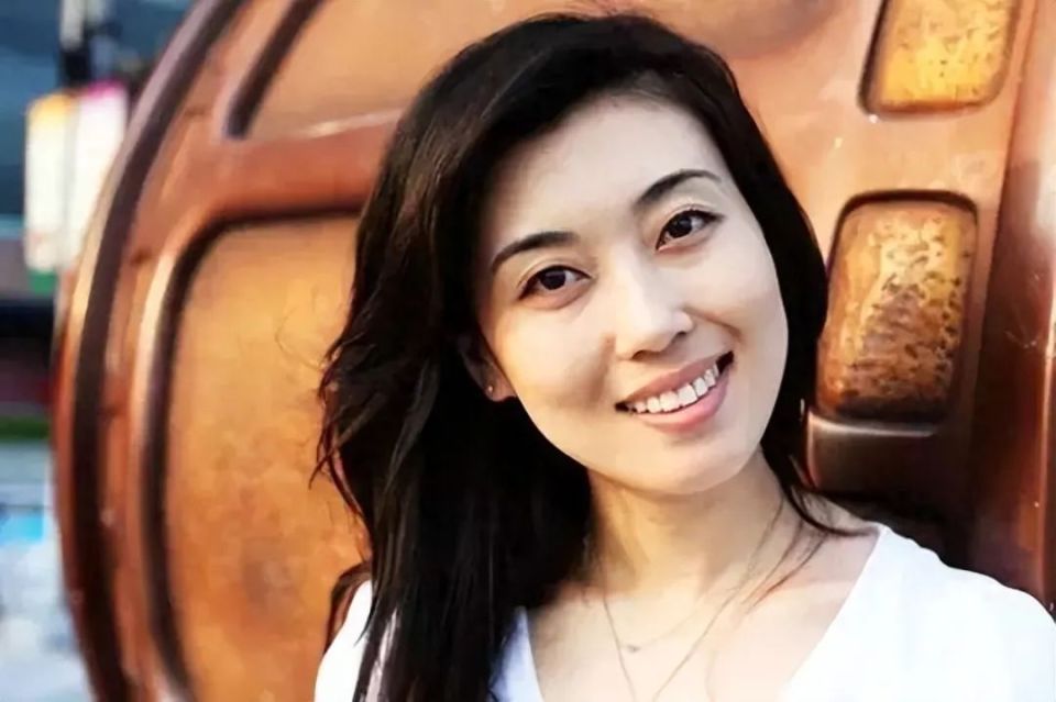 央视主持李红：14岁辍学，18岁逃婚，从洗碗工逆袭进央视，如今怎么样了？_腾讯新闻