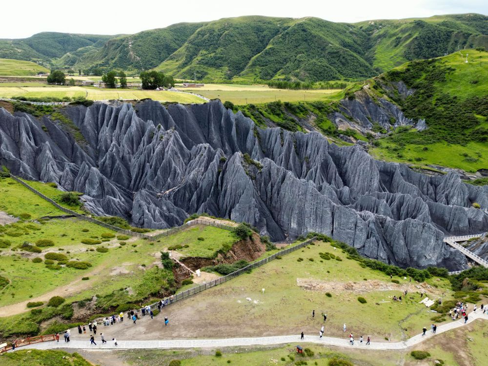 四川甘孜:墨石公园宛若"异域星球"