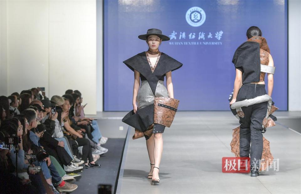 传统与时尚碰撞武汉纺织大学开启毕业时装周