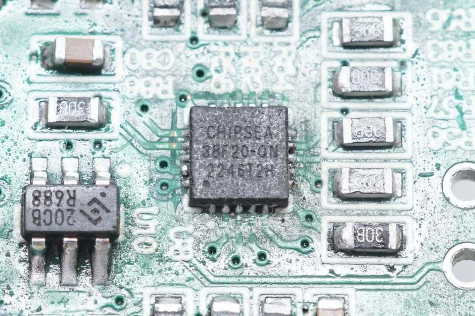 点击输入图片描述(最多30字)电池保护芯片来自宏康,丝印20cb.