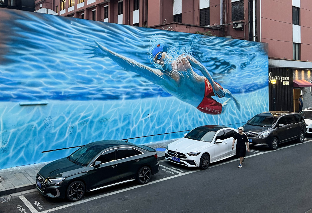 游泳赛道搬到了西湖边这幅亚运巨型墙绘亮相杭州湖滨