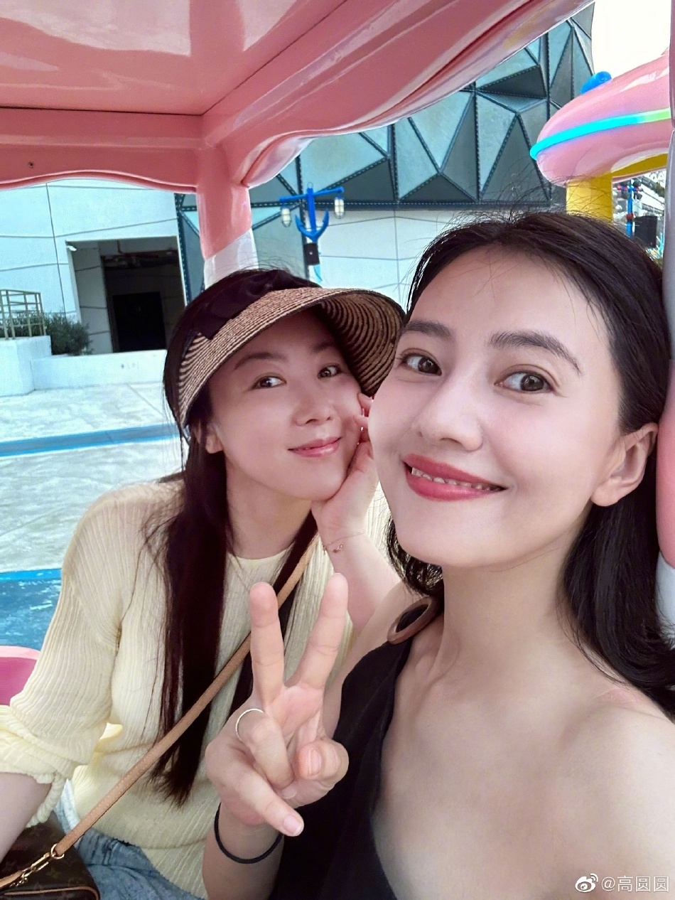 高圆圆晒美照提前过夏天穿清凉吊带秀美背笑容明媚甜美状态绝