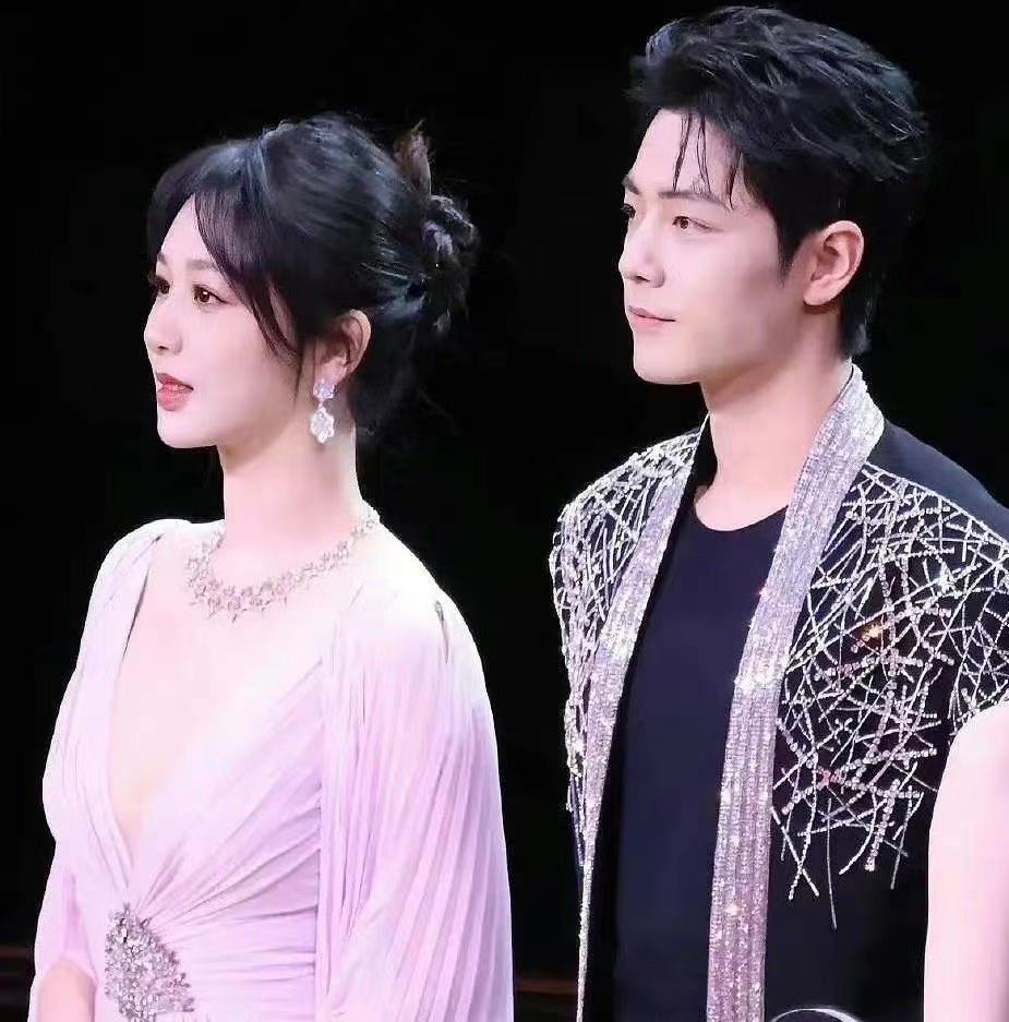 肖战和杨紫有情况?用同一辆车,微博之夜已现端倪_腾讯新闻