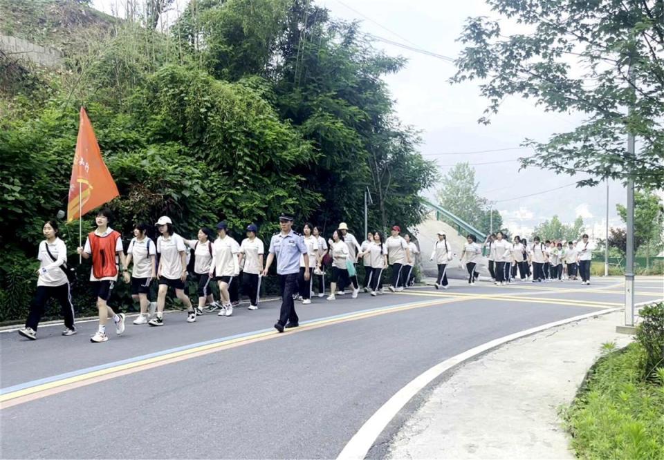 湖北襄阳保康一中校花图片