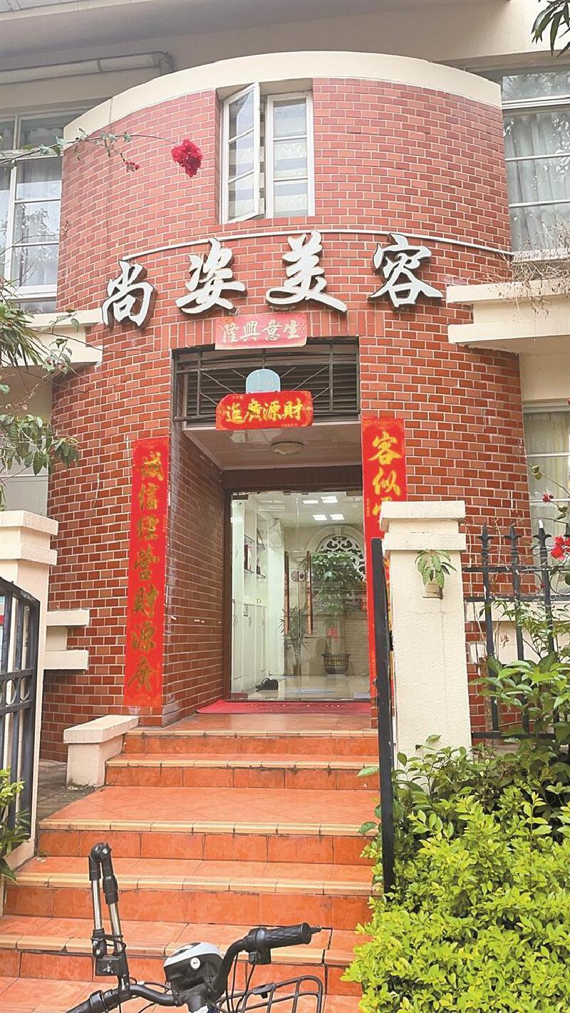 ②尚姿美容养生会所龙华分店内发现二楼角落存放着两台蒙着防尘哪的