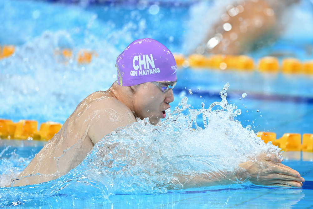 成都大运会游泳男子200米蛙泳覃海洋夺冠