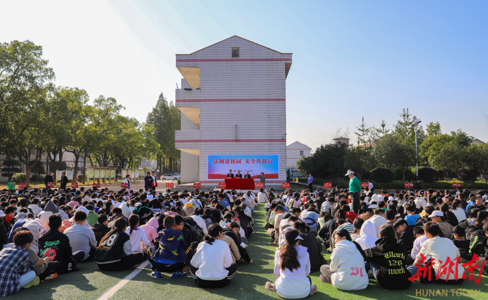 澧县法院红湖法庭法官走进小渡口镇中学开讲法治课