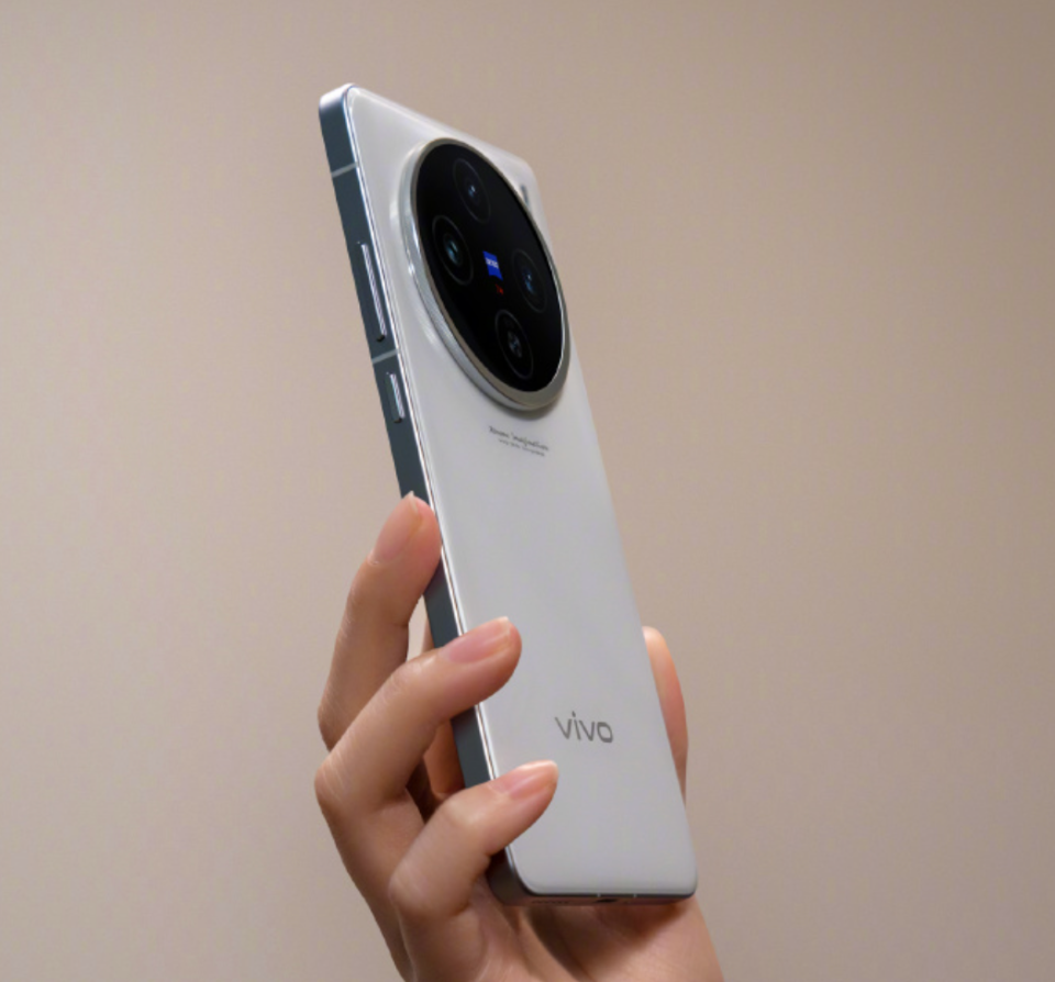 背后的逻辑应该跟荣耀x50机型有些相似的地方,这也可以认为是vivo放出