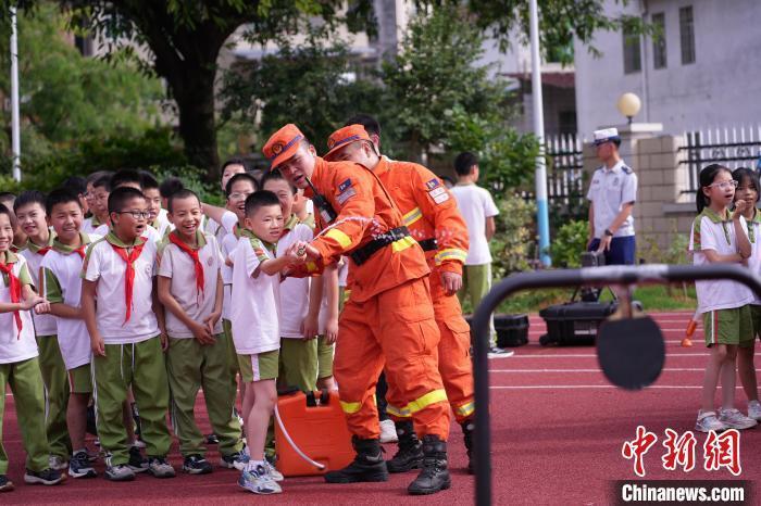 福建上杭多部门联合进校园 送儿童节"安全礼包"