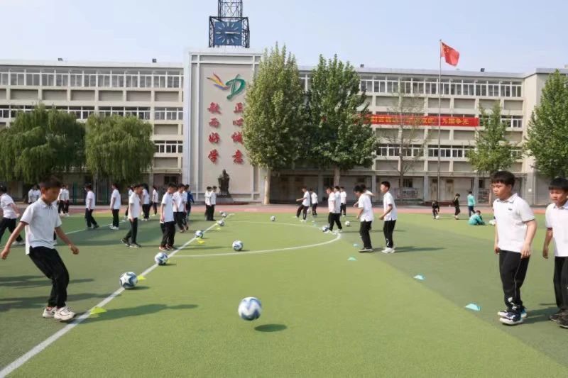 2023年校园足球"大事件"必然是济南市历城二中女足夺得世界中学生足球