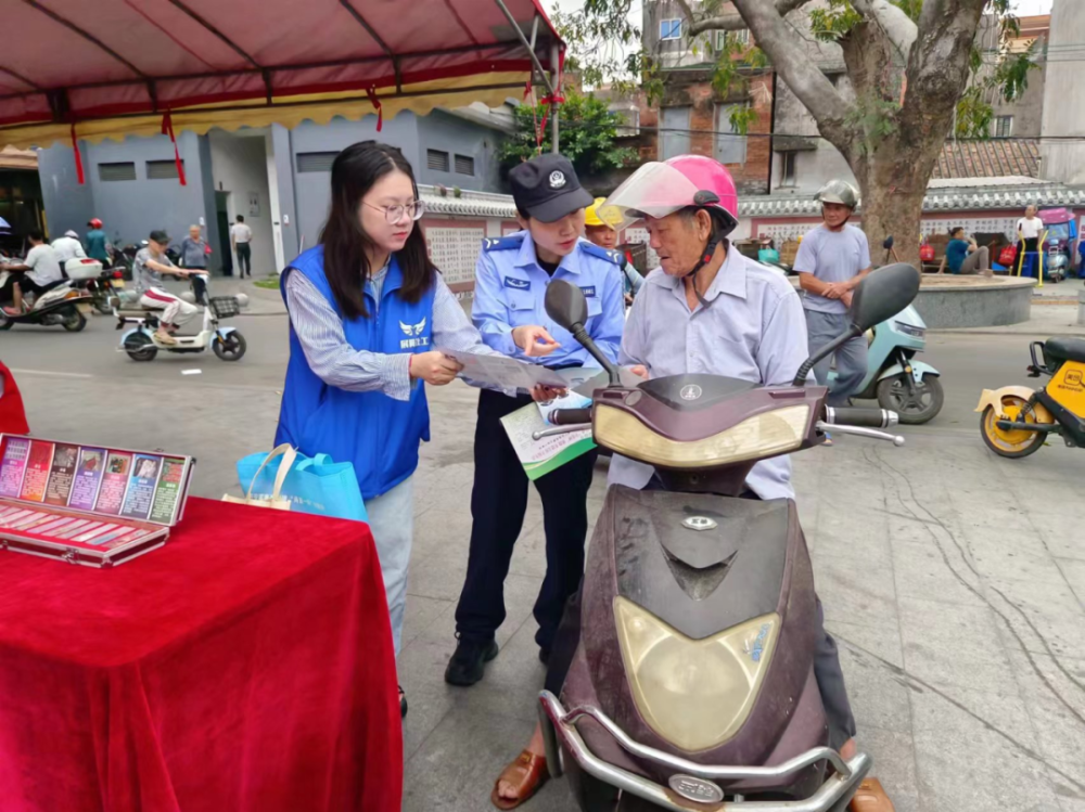 各位讲师运用案例宣讲,播放预防"依托咪酯"滥用宣传片,派发禁毒宣传