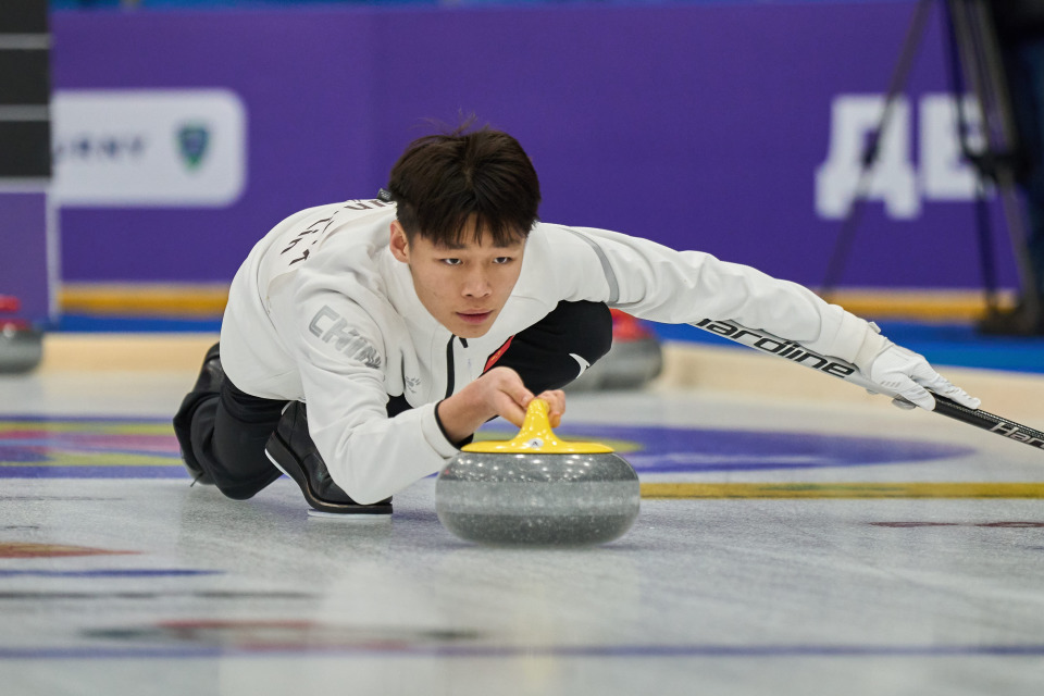 中国吉林队获得首届滨海青少年国际冬季运动会冰壶冠军