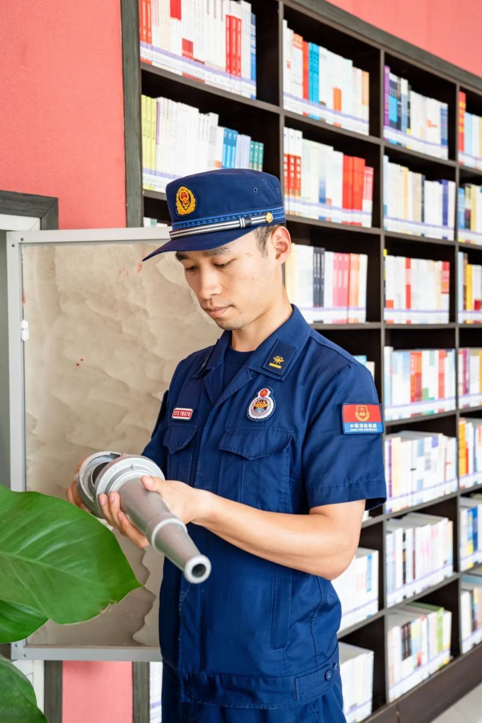 这些基础设施,有时候也是扑灭初期火灾的关键,消防员们不敢怠慢