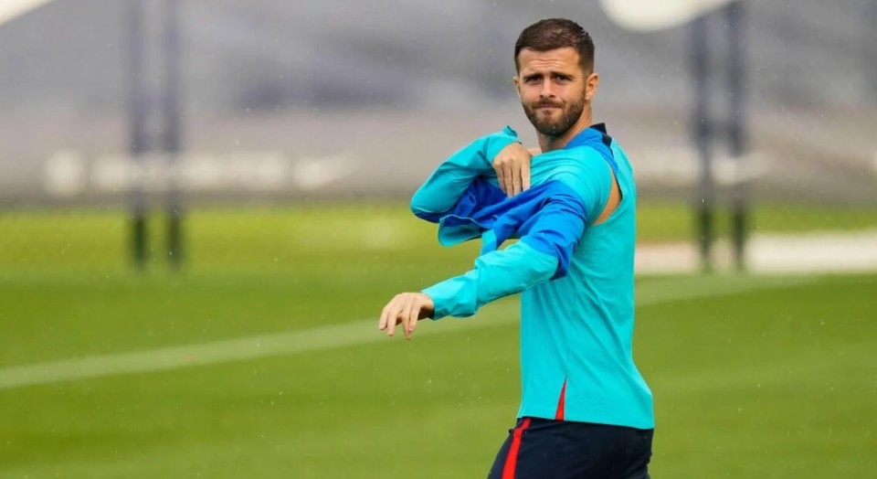 现年34岁的皮亚尼奇2022年夏天以自由球员的身份从巴萨转投沙迦,本