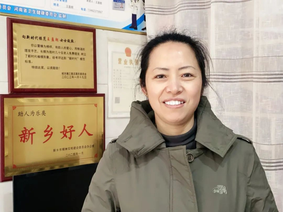 七年义务理发4000多人次 村里老人把她当成宝_腾讯新闻