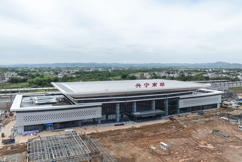 梅龙高铁探营:预计9月底具备开通条件 兴宁南站造型如"花灯"